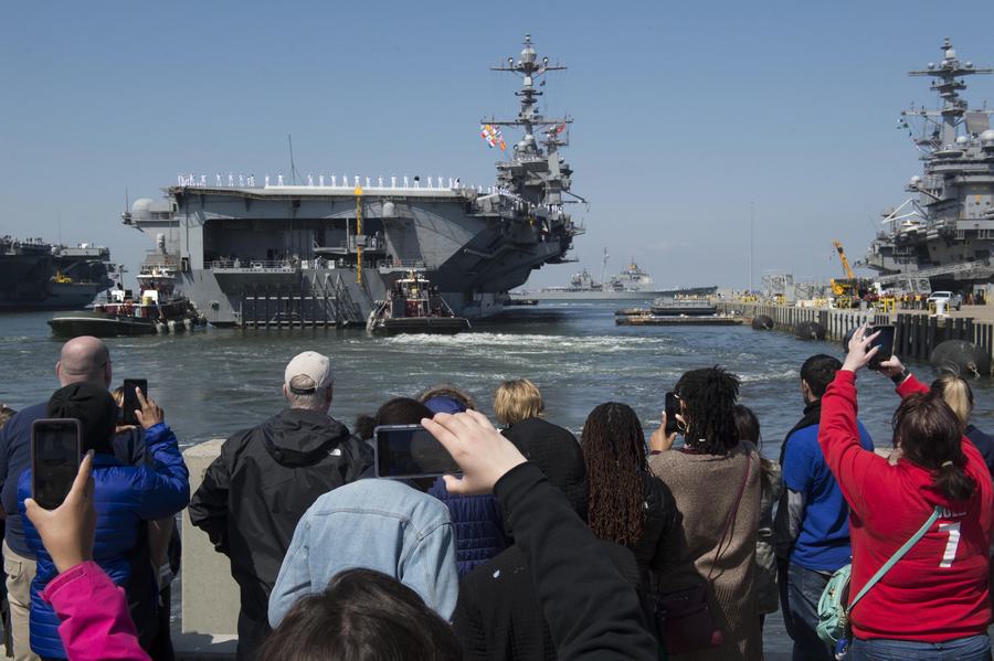 28 美航母率庞大舰队奔赴地中海 海员家属港口送别