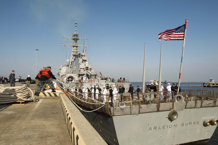 美航母率庞大舰队奔赴地中海 海员家属港口送别