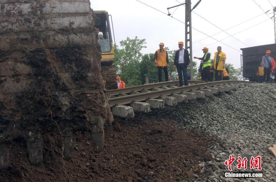 铁路部门调集了工务,电务,供电等单位500余人抢修塌陷路基,力争尽快
