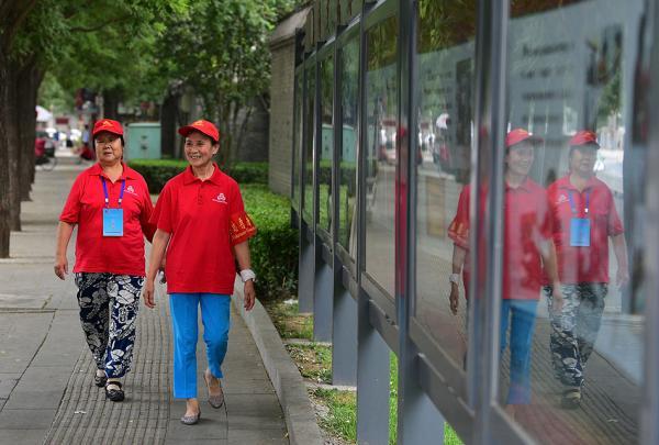 走近北京"神秘组织"西城大妈:红墙脚下的守护与传承