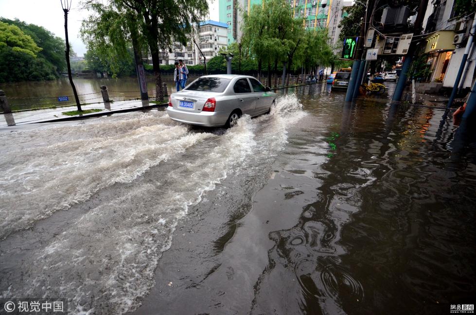 4 南昌降雨致城区部分路段积水 开车如行船
