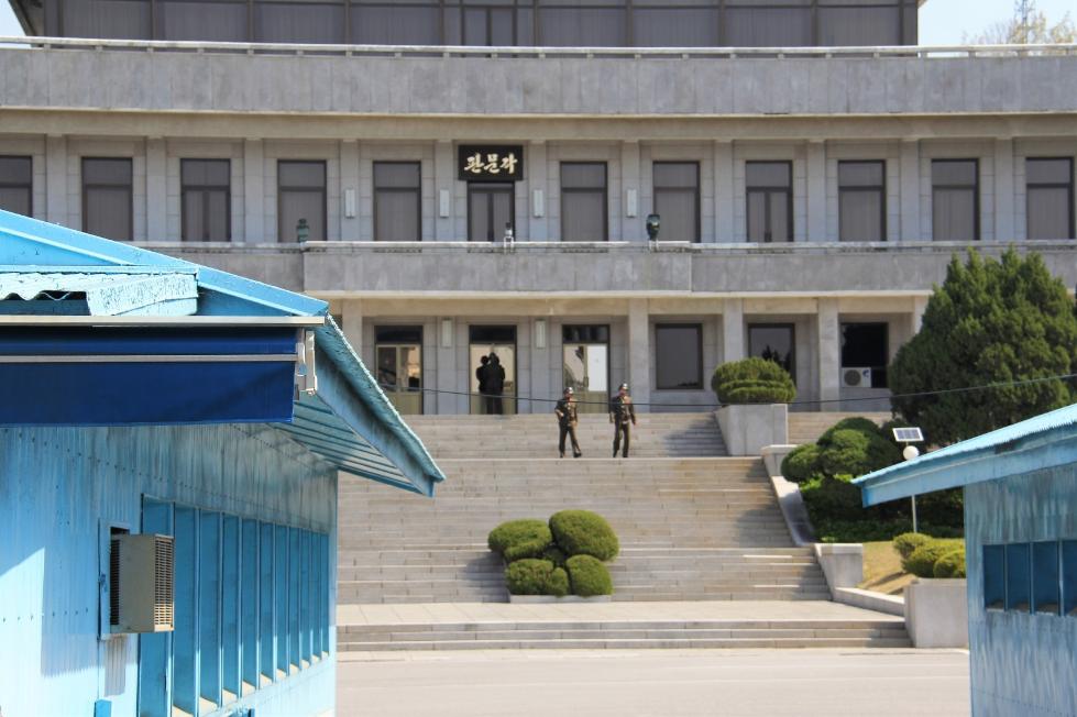 青瓦台高层人士在会见记者时表示,将朝鲜半岛的停战协定转为和平