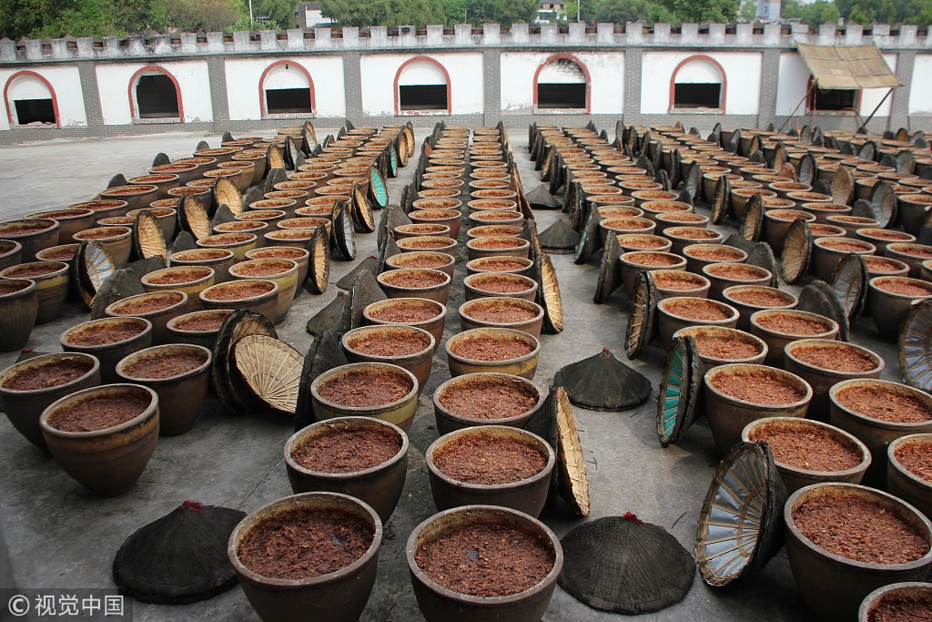重庆5000个大酱缸酿造火锅底料整齐排列场面壮观