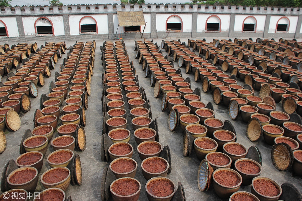 18 重庆5000个大酱缸酿造火锅底料 整齐排列场面壮观