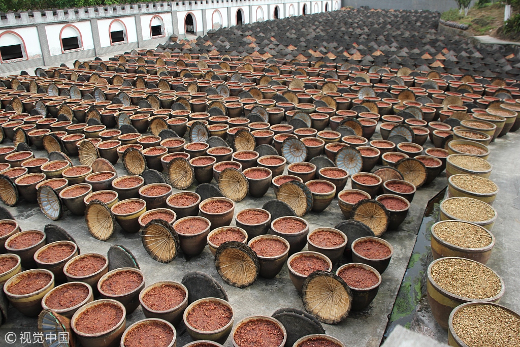18 重庆5000个大酱缸酿造火锅底料 整齐排列场面壮观