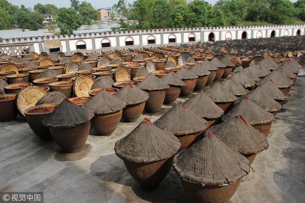 18 重庆5000个大酱缸酿造火锅底料 整齐排列场面壮观