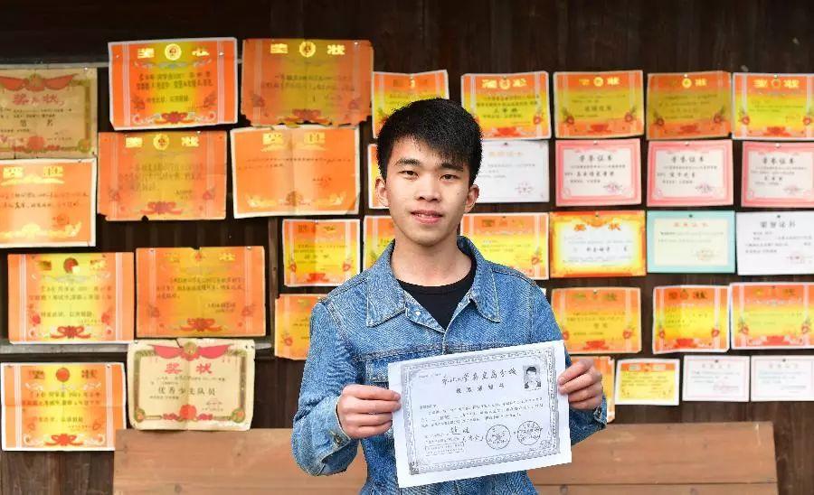 泪目这是寒门学子家里最醒目的装修