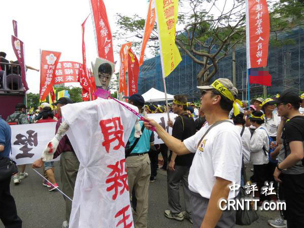 台退休警消团体不满 年改 用苍蝇拍狂打蔡英文人偶