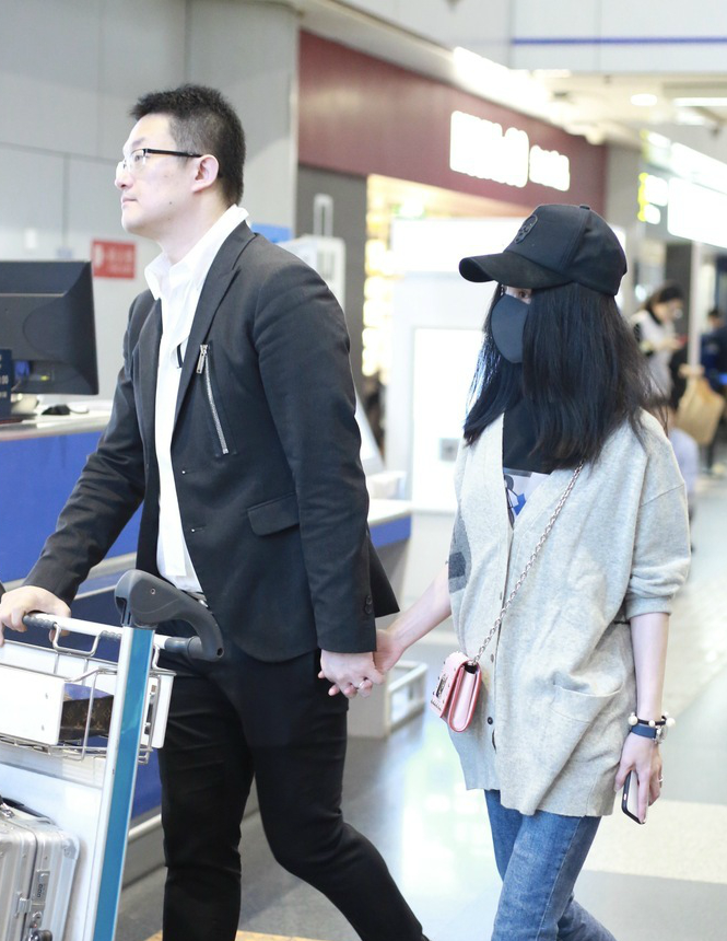 姚笛被求婚后与男友合体现身 两人手牵手尽显甜蜜