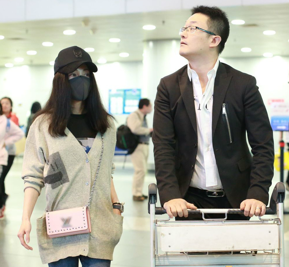 姚笛被求婚后与男友合体现身 两人手牵手尽显甜蜜