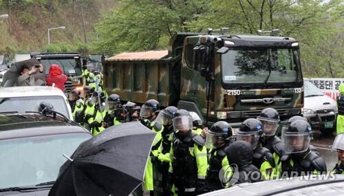 10辆施工车再入 萨德 基地韩警方投入千名警力 护送