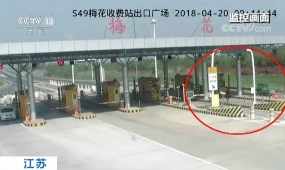 高速公路违法停车遭严查，司机受罚警示其他驾驶者,高速公路,应急车道,交通安全,驾驶注意,高速公路应急停车,驾驶员疲劳驾驶,第1张