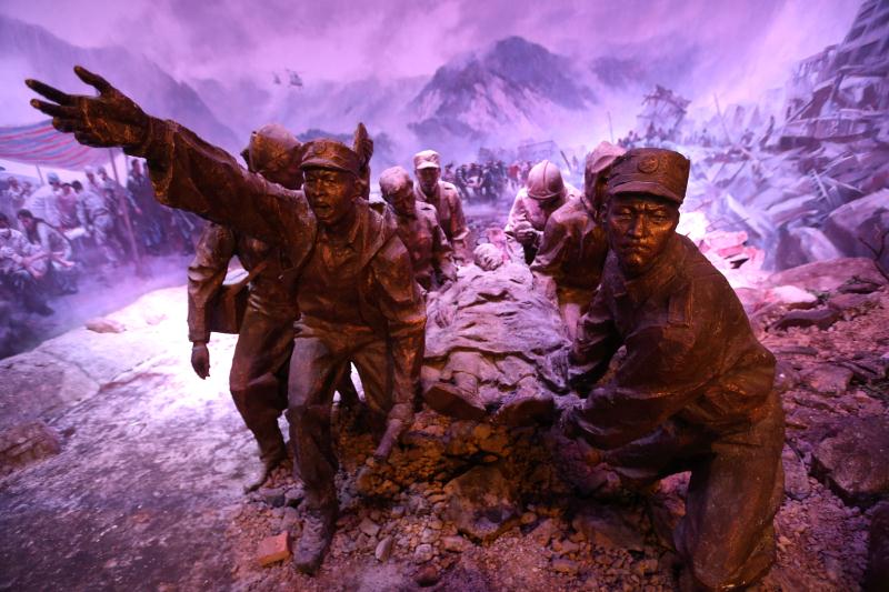 北川地震纪念馆中展示的解放军官兵救援形象的雕塑.