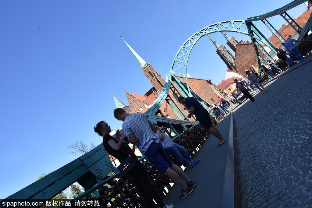 波兰的爱情桥tumski桥挂满爱情锁浪漫十足