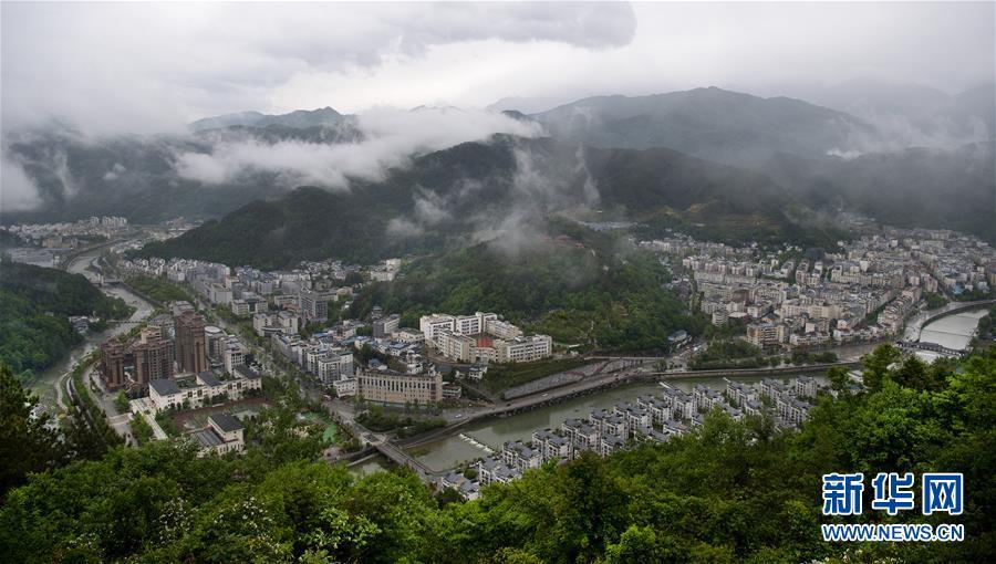 汶川地震后在原址上重建的新青川县城(4月25日无人机拍摄).