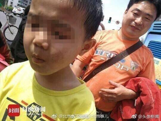 抱摔男童男子道歉家长孩子调皮也不能下狠手