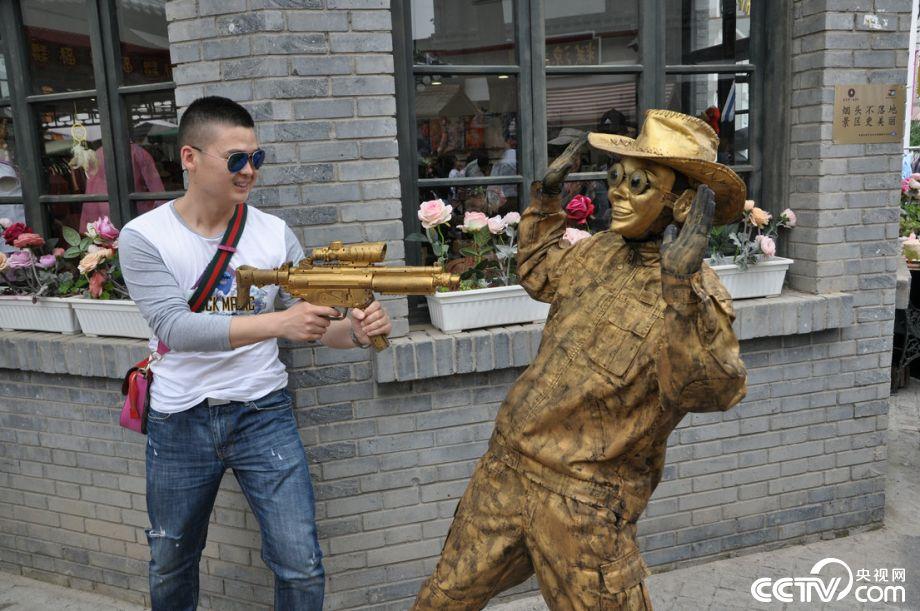 西安白鹿仓铜人真人秀表演引围观