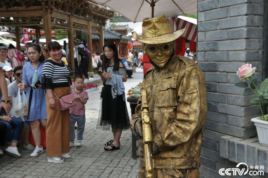 西安白鹿仓铜人真人秀表演引围观