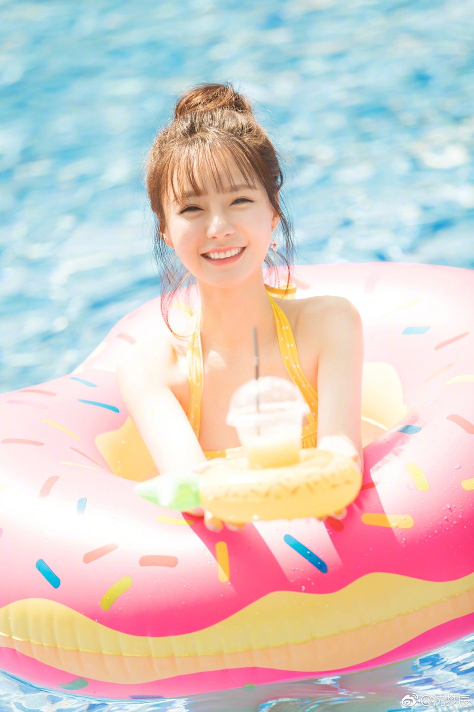 大送福利 沈梦辰穿比基尼戏水秀身材美胸抢镜