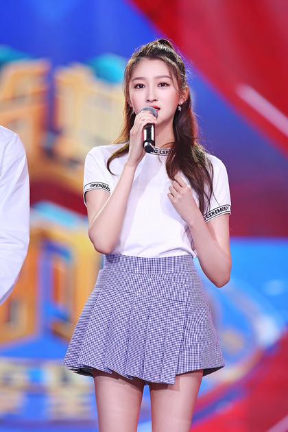 关晓彤学生裙造型惹人爱