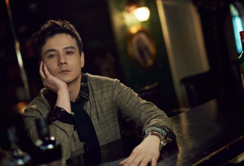 近日,在热播剧《三国机密》中饰演满宠的演员屠楠曝光了一组复古质感