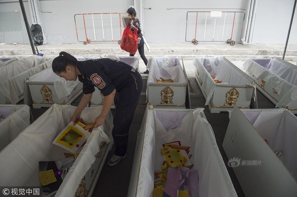 学生向数百具用来解剖实践的尸体告别,为这些遗体举行隆重的宗教仪式