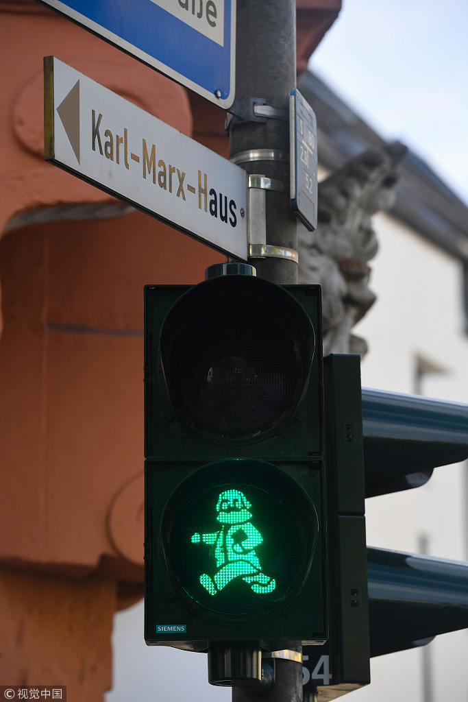 纪念马克思诞辰200周年德国街头现马克思红绿灯