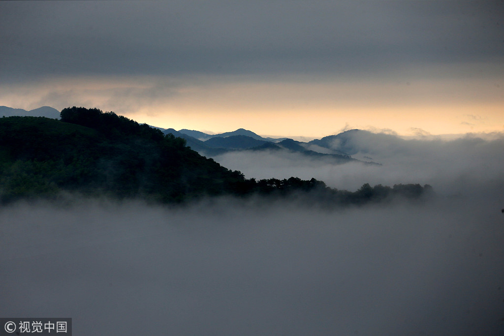 安徽黄山:雾锁齐云山
