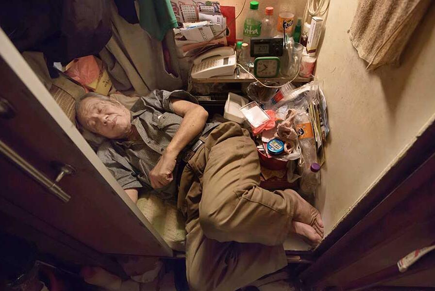 香港基层人的棺材房居住环境让人发疯