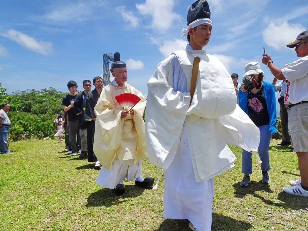 据说有四分之一日本血统,自称从中学就梦想成为日本神道教的神职人员