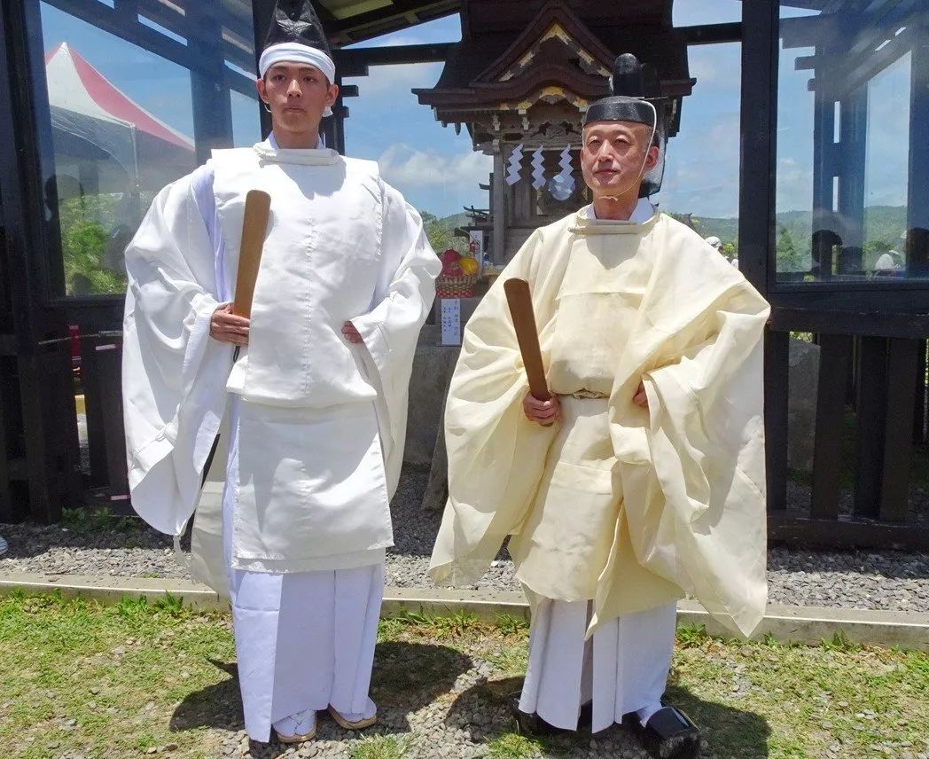 他认了日本养父在台版靖国神社主持例行祭典