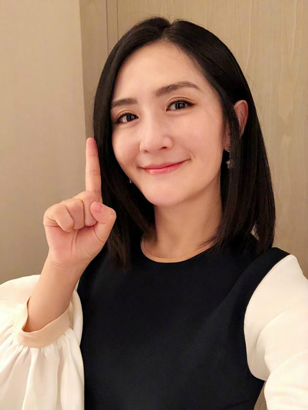 谢娜复工晒美照 自曝裙子太合身连口水都不敢喝