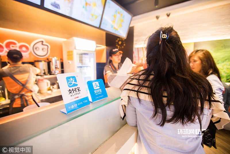 11 中国游客海外排队买奶茶 争相使用支付宝