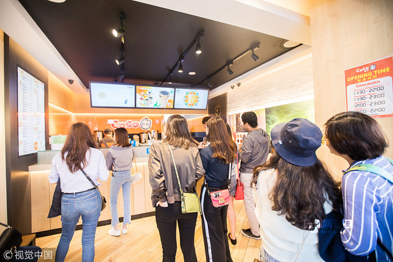 11 中国游客海外排队买奶茶 争相使用支付宝