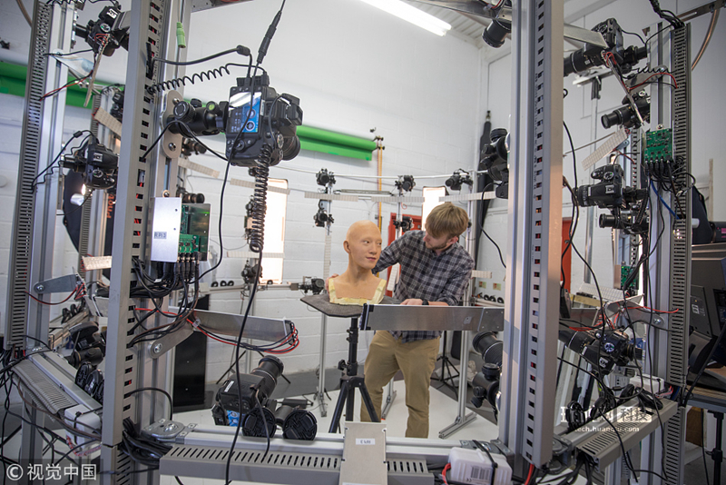 40 实拍英国机器人工厂 人形样貌机器人栩栩如生