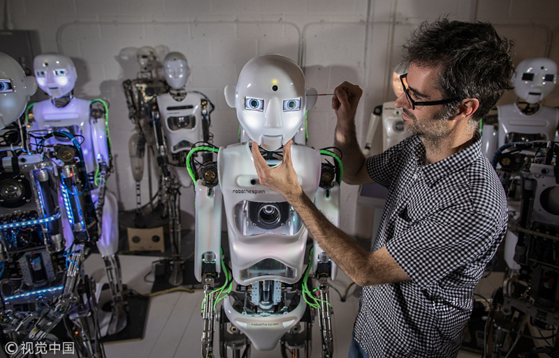 40 实拍英国机器人工厂 人形样貌机器人栩栩如生