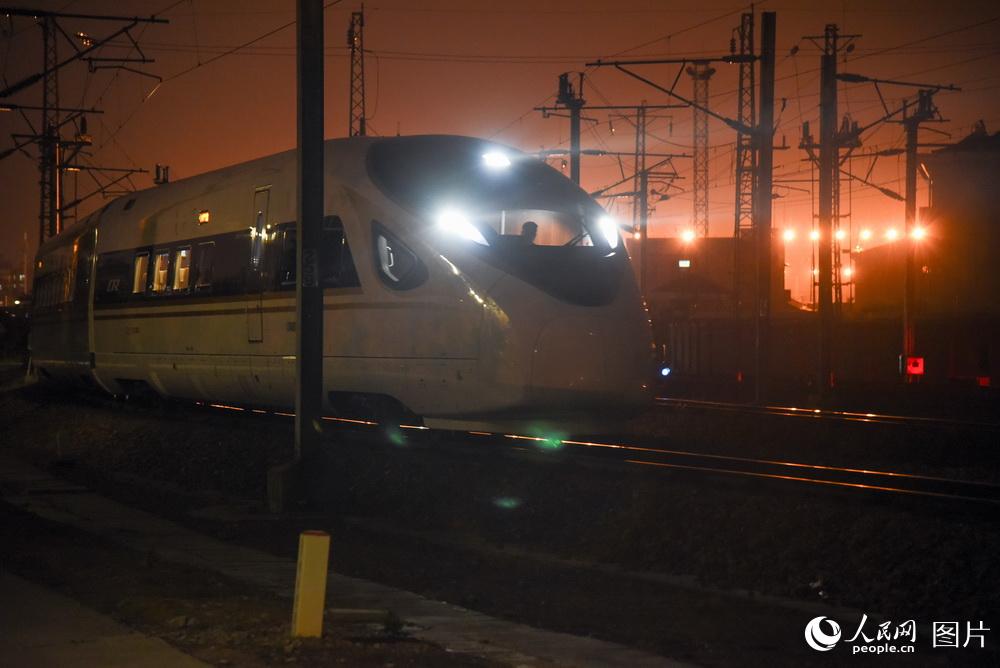 凌晨探访高铁线上的"扫雷车" 开行最早却不载客