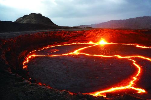 埃塞火山口夜赏熔岩湖岩浆翻滚如美丽炼狱