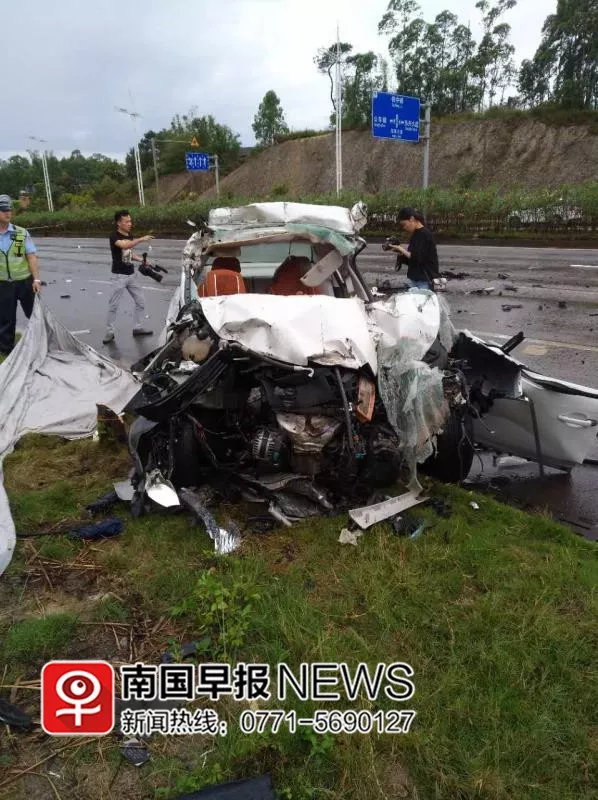 广西一小汽车追尾大货车:5人身亡 现场十分惨烈