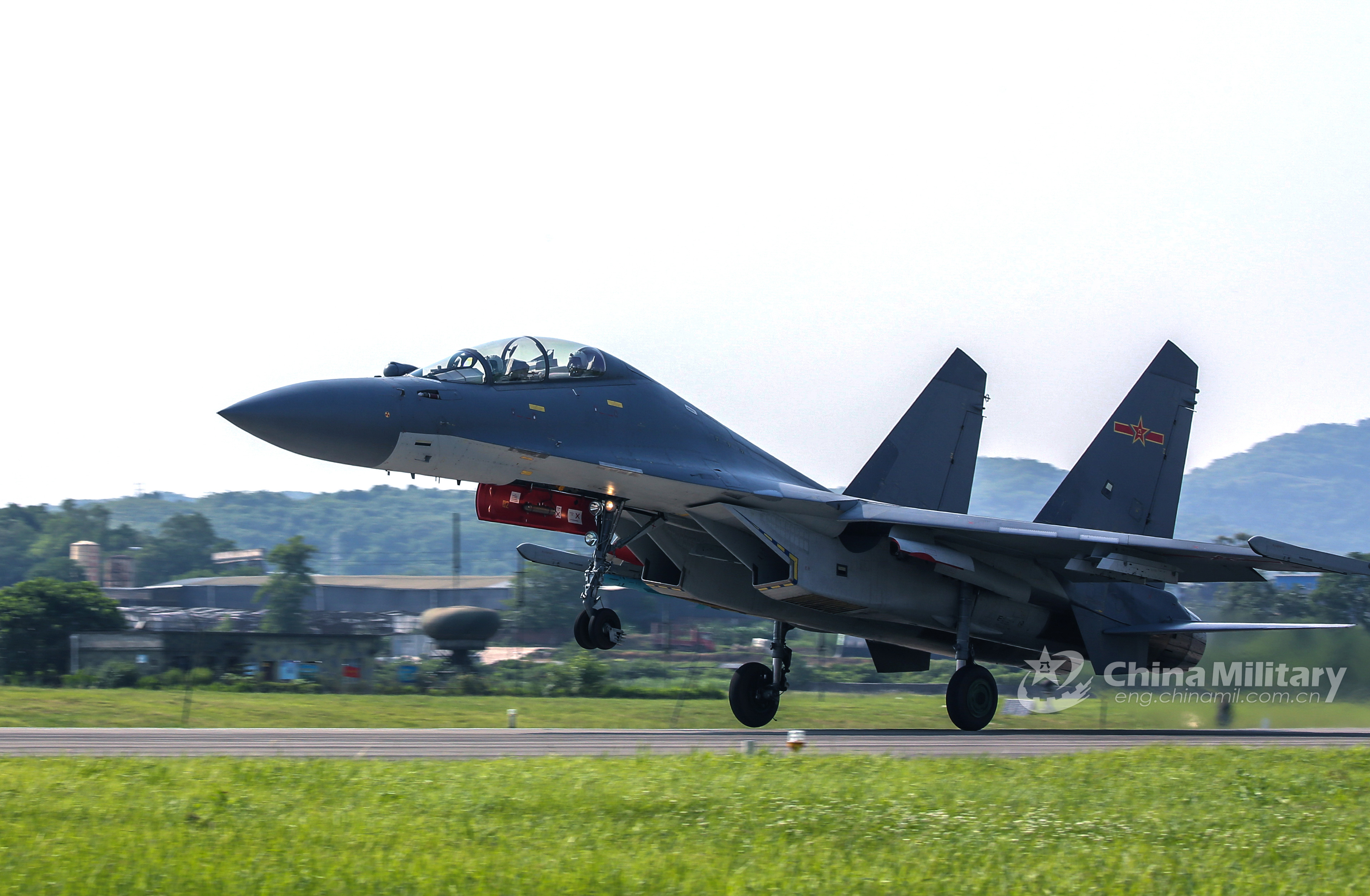 歼16战机3机编队演练实战对抗