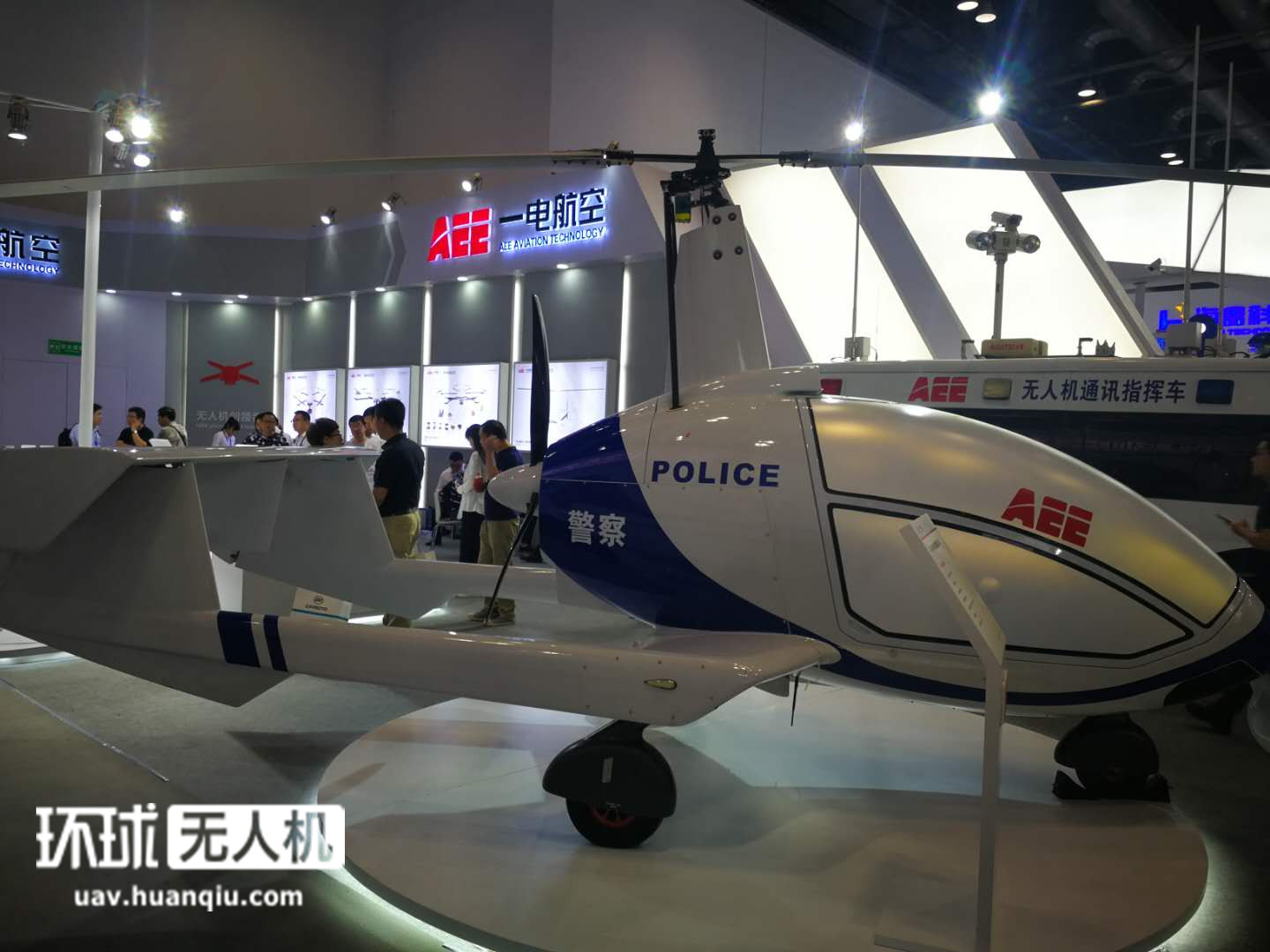 警用装备展上无人机抢眼战狼里的设想要成真