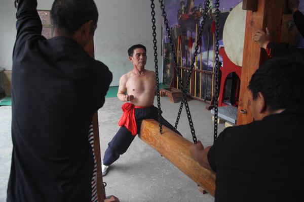 王留太展示用游锤撞击裆部 大河报 图