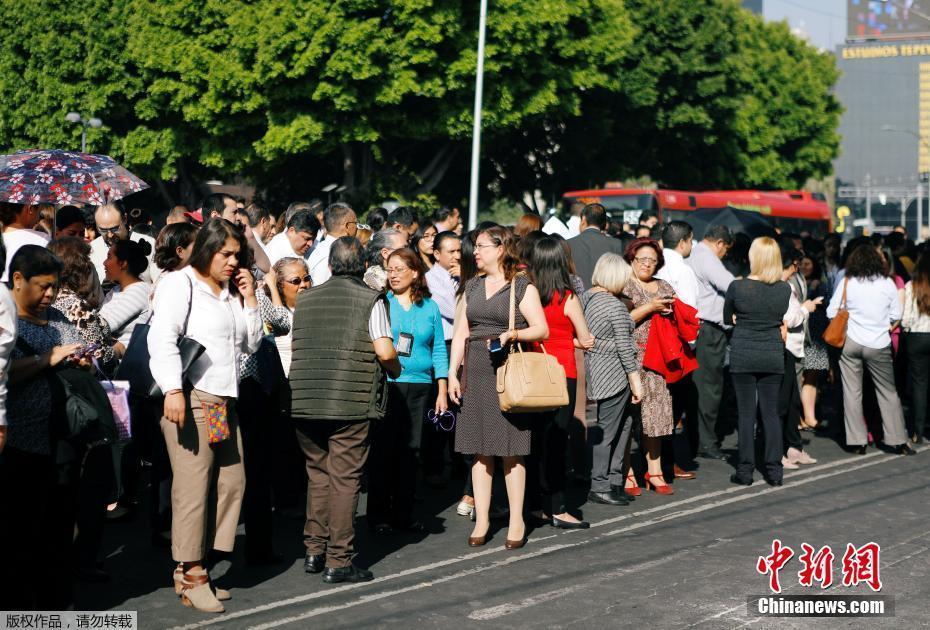 墨西哥发生5 2级地震首都数千名民众上街避难 墨西哥发生5 2级地震首都数千名民众上街避难