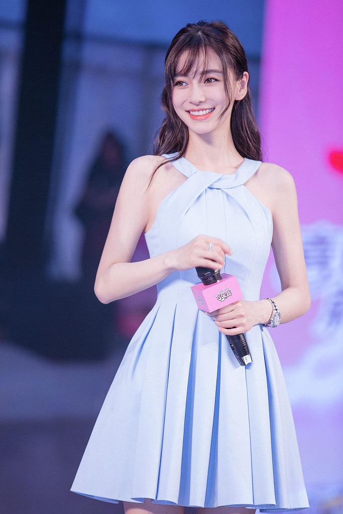 angelababy穿蓝色甜心短裙走夏日清新风