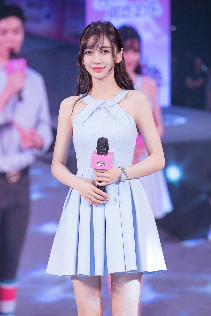 angelababy穿蓝色甜心短裙走夏日清新风