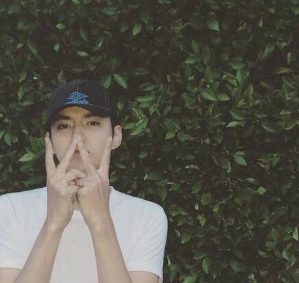 吴亦凡521表白粉丝 戴鸭舌帽双手比v