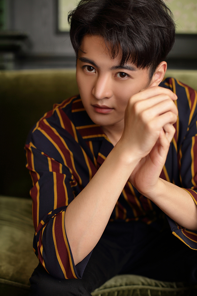 周骏超新戏横店热拍写真大片诠释酷man风采