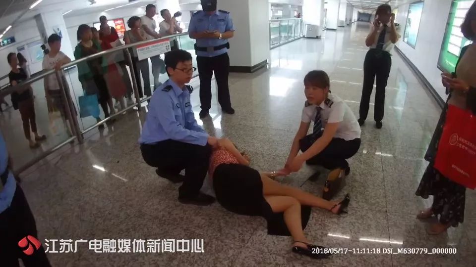 5月17日,南京地铁2号线莫愁湖站内 一名女子突然晕倒,失去意识