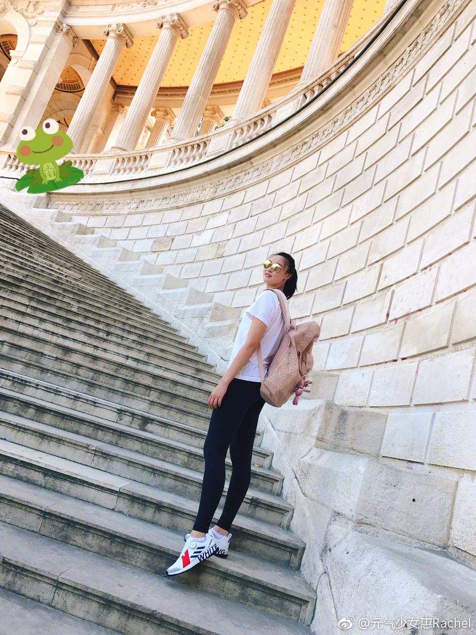 惠若琪晒游客照引围观网友脖子以下全是腿