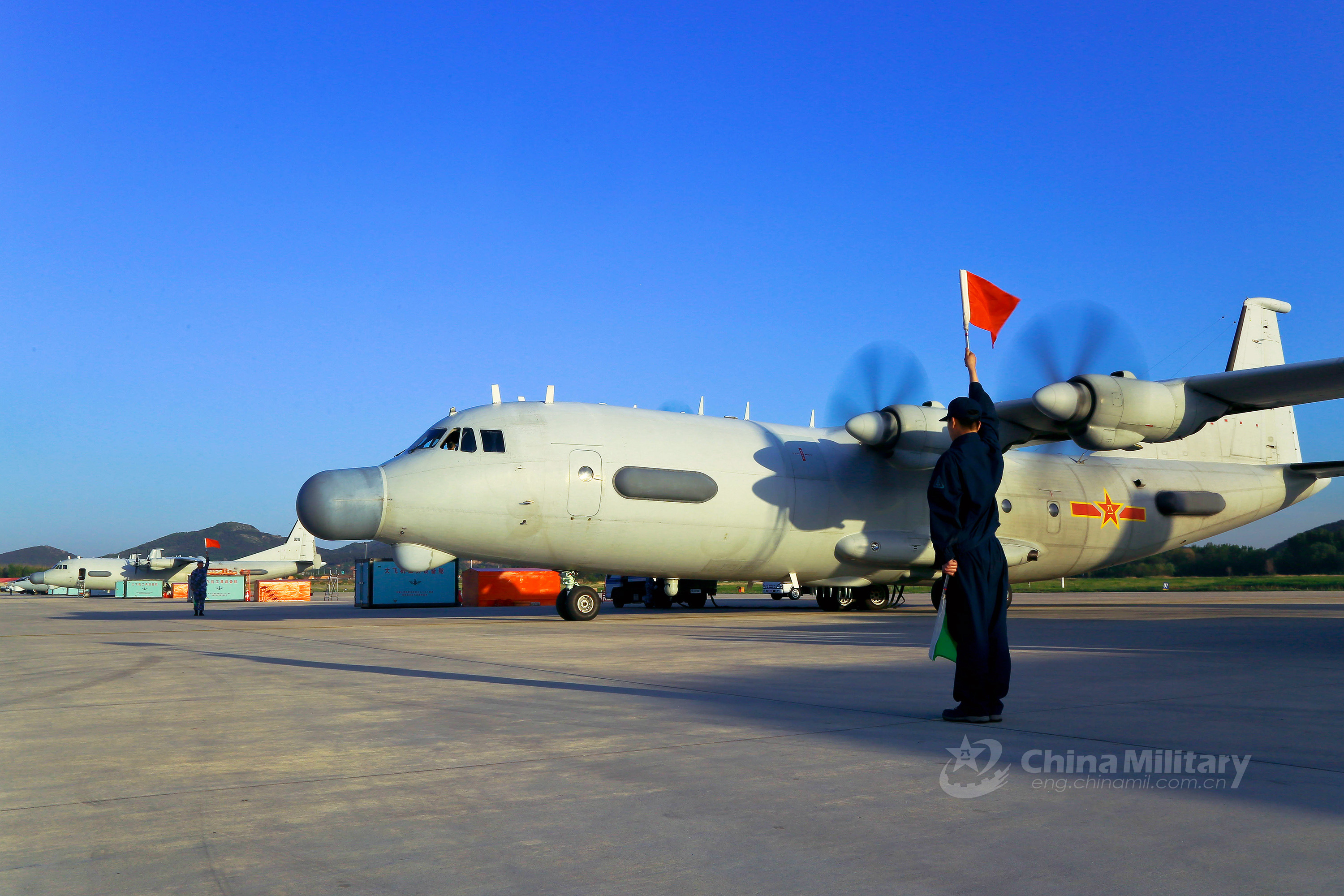 运8侦察机从辽东半岛机场起飞演练跟踪任务
